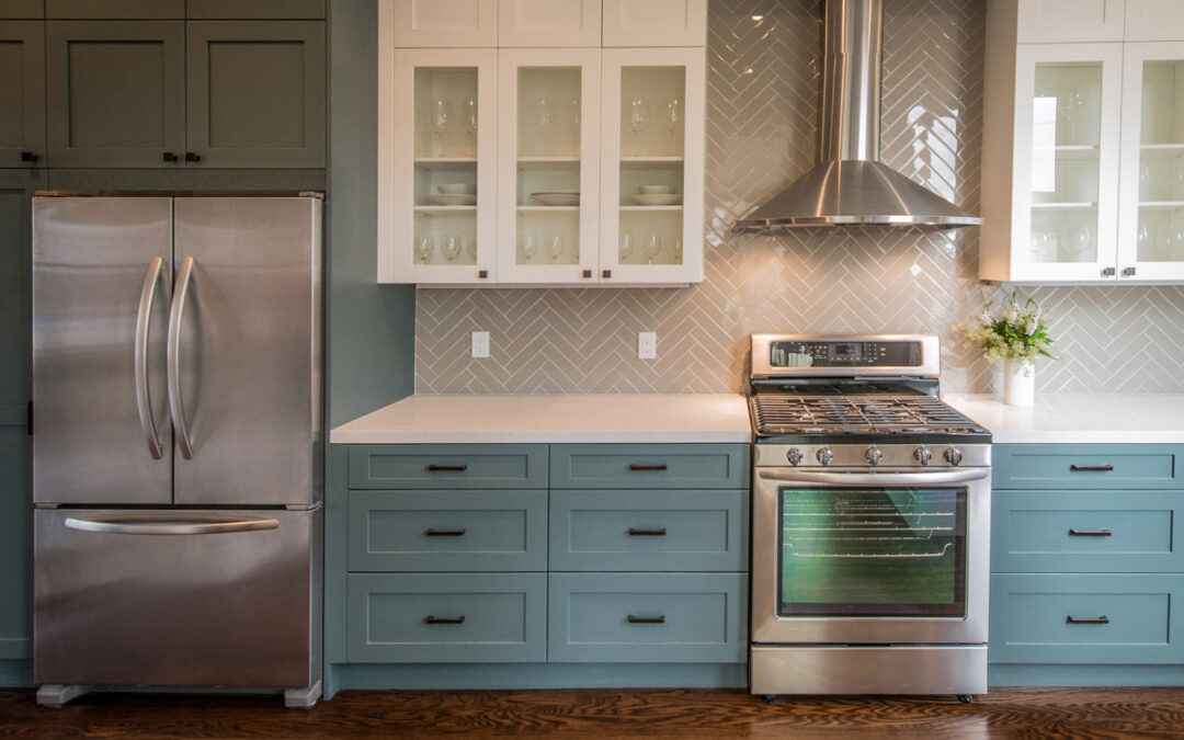 Cabinet Finishes and Colours That Go Best With Stainless Steel Appliances
